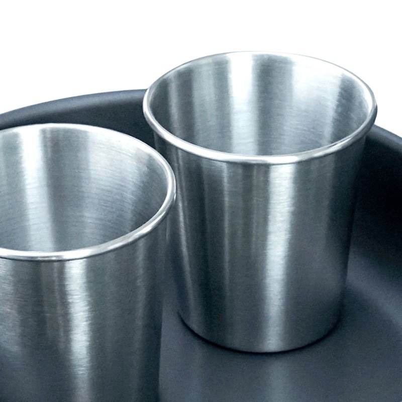 Camping-Kochset Trip mit Wasserkessel, Bechern und Besteck